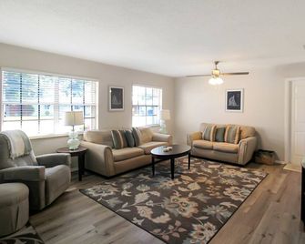Delightful 2 BR Home in West Bradenton - Sans Souci - Bradenton - Living room