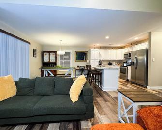 Artsy KY-Themed Richmond Gem: Sleeps 8, Centrally Located & 5 mins from Kayaking - Richmond - Living room