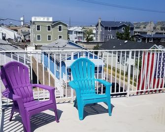 Near Beach Large Family Rental - 4br- 2 Bath,- Sundeck, Game Room, Bbq, Parking - Seaside Heights - Balkon
