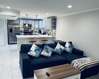 2 Bedroom Apt 5 min from Metro Pike n Rose - Rockville - Living room