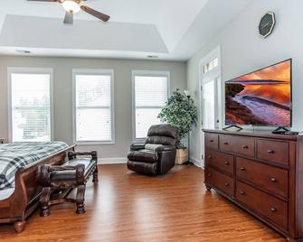 Charming And Spacious 6br Home Near Unc, Duke, Rtp - Morrisville - Bedroom