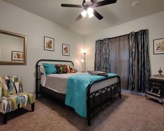 Retro Bungalow - 3 Beds/2 Baths - No Chores! - Slaton - Habitación