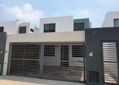 Entire house furnished 3 bedrooms 3 bathrooms security heated parking. - Villahermosa - Bâtiment