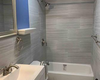 Very peaceful bedroom with separate bathroom and entrance - Levittown - Bathroom