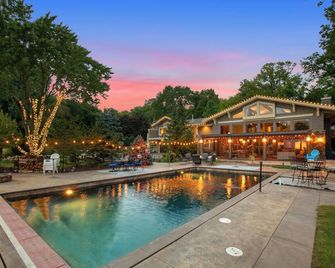 Private Grand Lodge with pool, lake & pickleball courts - Chanhassen - Pool