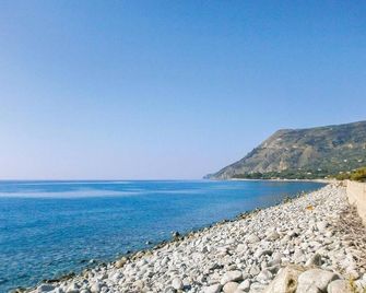 2 Bedroom Lovely Apartment In Parghelia - Parghelia - Plaża