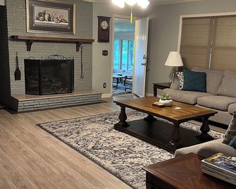 Beautiful large home on Lake Chickamauga at Dallas Bay with private boat ramp. - Soddy Daisy - Living room