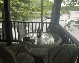 2-bedroom cabin in peaceful Caroga Lake with AC - Caroga Lake - Balcony