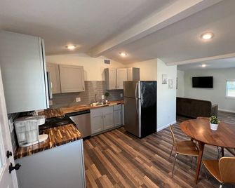 Charming 3-bedroom house with AC, WiFi near Lackland or downtown San Antonio - San Antonio - Kök