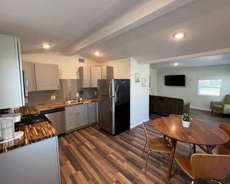 Charming 3-bedroom house with AC, WiFi near Lackland or downtown San Antonio - سان انطونيو - مطبخ