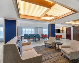 Holiday Inn Express & Suites Minot By IHG - Minot - Lounge