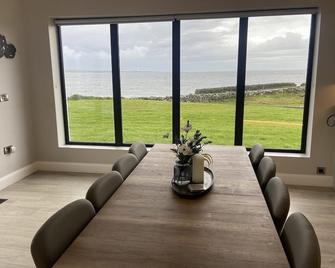 Spectacular ocean views & minutes to Cliffs- Clahane Shore Lodge - Liscannor - Essbereich
