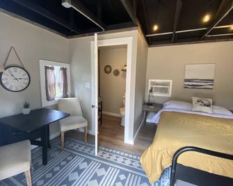 Cabin 7 at Horse Creek Resort - Hill City - Schlafzimmer