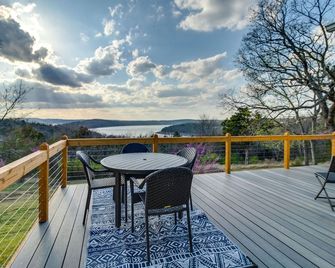 Henderson Cabin with Deck and Scenic Lake Views! - Henderson - Balcony