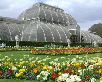 Kew Studios and Rooms - Richmond