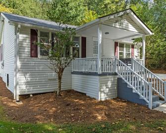 Downtown Dahlonega Destination-Dog-Friendly/2-Bed/1-Bath! - Dahlonega - Building
