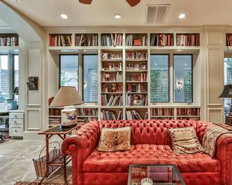 Artist's Library with a Private Swimming Pool - Houston - Lounge