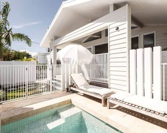 Luxury Villa in heart of Burleigh- Long term rental minimum 3 mths pet friendly - Burleigh Heads - Pool