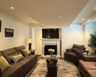 Spacious Entire Lower Level Suite - Vaughan - Living room