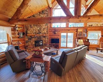 Stunning Log home in the true \'Heart\' of Wisconsin. - Medford - Sala de estar