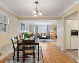 Spacious 3Bd-PoolTable, Office, Deck-Pets OK. 1 mile from University of Toledo. - Toledo - Dining room