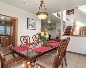 Large 5-Bedroom Farmhouse with Barn in Waxahachie. Perfect for Families & Groups - Waxahachie - Eetruimte
