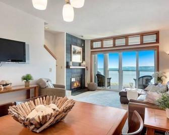 Beach Paradise Getaway - Blaine - Living room
