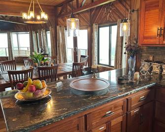 Hawaii Magic Skies Farmstay - Hilo - Comedor