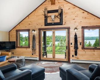 North Shore Dream: Lake Front Cabin minutes away from Lake Superior. - Schroeder - Living room