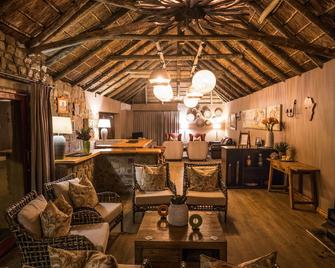 Woodbury Lodge-Amakhala Game Reserve - Sidbury - Living room