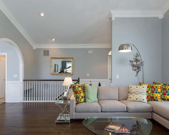 Luxury oasis with chef's dream kitchen and many outdoor spaces - Asheville - Living room