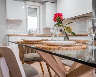 Apartamento turístico con 3 dormitorios en Granada QH Estación de Tren - Granada - Comedor