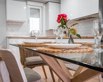 Apartamento turístico con 3 dormitorios en Granada QH Estación de Tren - غرناطة - غرفة طعام