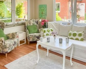 Stunning Home In Höllviken With Wifi - Höllviken - Living room