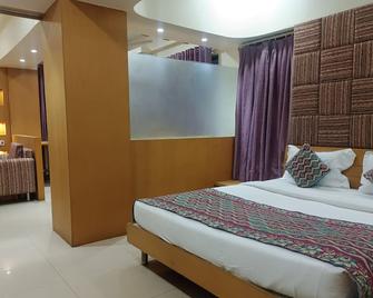 Capital O 62303 Hotel Apna Palace - Indore - Bedroom