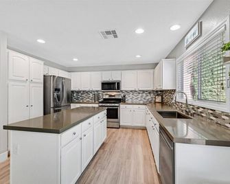 December special! FREE heated pool! Some restrictions apply - Henderson - Kitchen