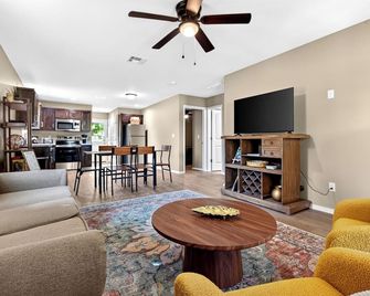 Brand-New 2BR/2BA in the Heart of Pittsburg - Pittsburg - Wohnzimmer