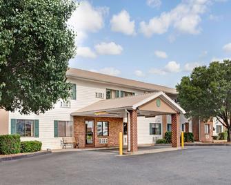 Super 8 by Wyndham West Memphis - West Memphis - Building