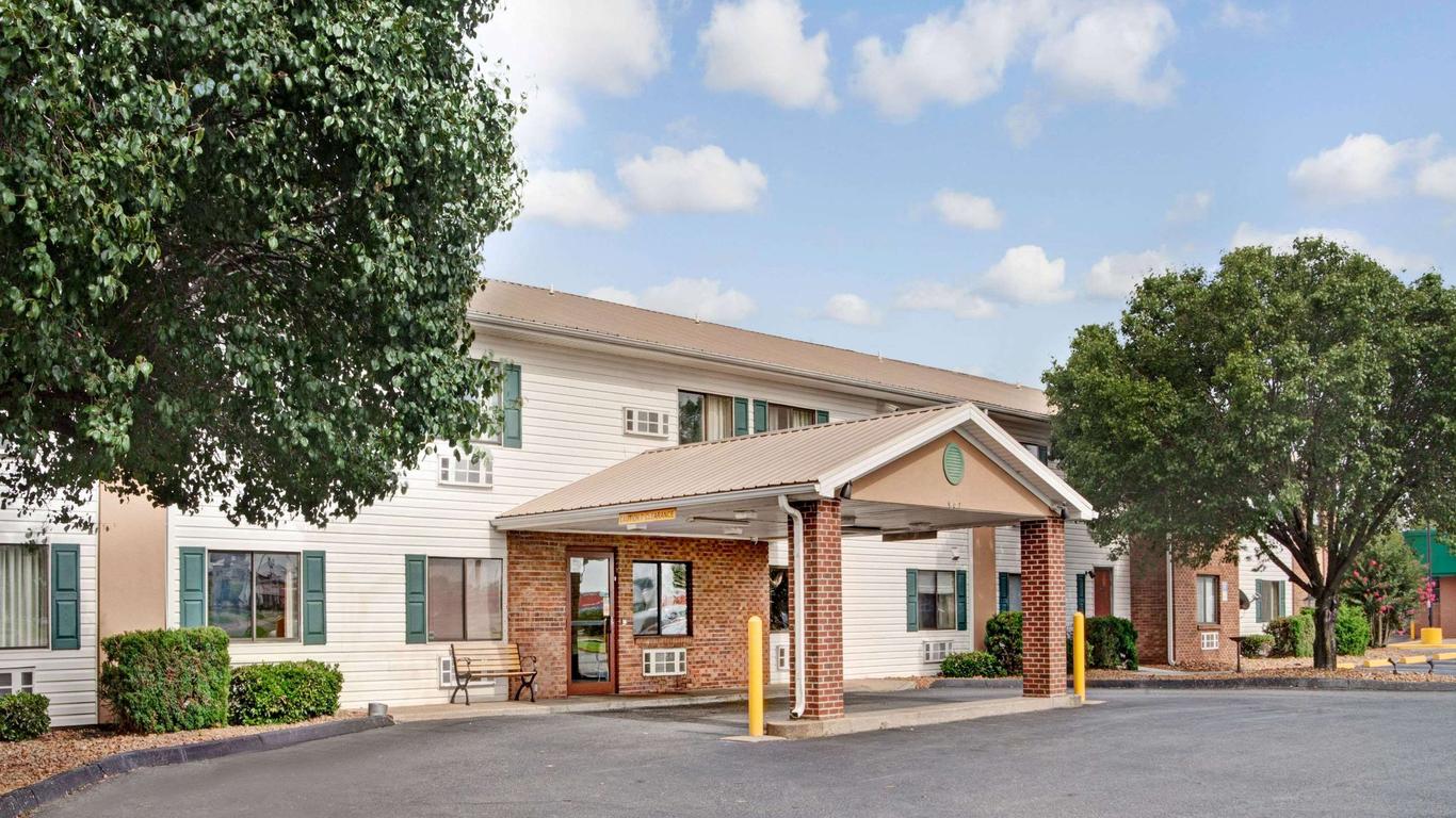 Super 8 by Wyndham West Memphis