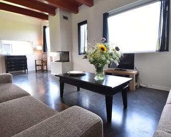 Traditional Villa in Tzummarum near Sea - Franeker - Living room