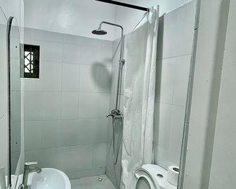 Nanas Holiday Let Guest House - Accra - Kamar Mandi