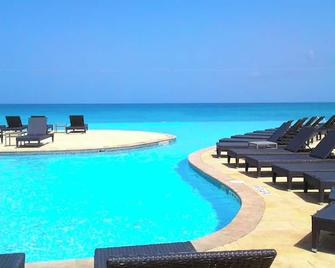 Steps from beach and infinity pool, Golf Cart Optional - Bailey Town - Pool