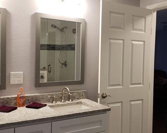 The Red Rambler in the Christmas Capital of Texas - Grapevine - Bathroom