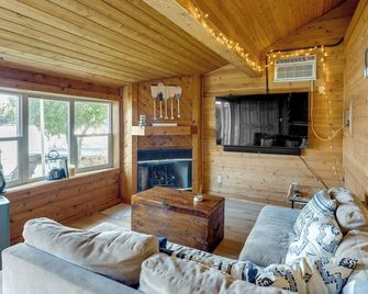 Okauchee Lake Vacation Rental with Boat Dock! - Oconomowoc - Huiskamer