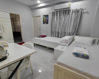 V & U Homestay Sadar - Nagpur - Bedroom