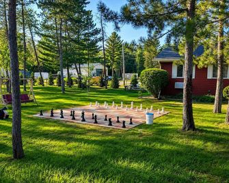 Room 14-2 Queen Suitewoodland Motor Lodge - Grayling - Outdoors view
