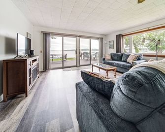 Waterfront Chautauqua Lake Home With Dec - Jamestown - Huiskamer