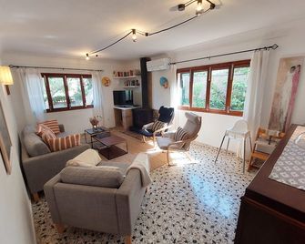 Beautiful chalet for 6 pers. with gr. Garden, W-LAN, pool, air conditioning, close to the sea - Santanyí - Salon