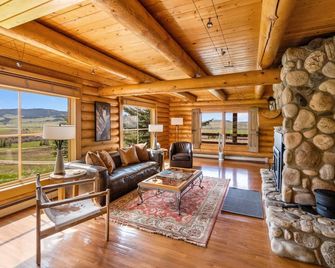 Gallatin Gateway Sanctuary -Log home with spectacular views and a hot tub! - Gallatin Gateway - Sala de estar