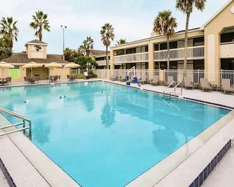 Modern- 2 Queen bed suite with pool near Disney World - Kissimmee - Pool
